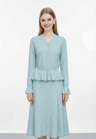 Ensemble deux pièces élégant en maille jacquard ajourée pour femme : Haut à col en V avec volants et péplum, et jupe midi évasée en maille coupe trapèze