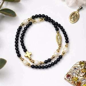 Bracelet chapelet fait main en perles de quartz rose et d'agate noire de 4 mm, entièrement enroulé, avec breloque Notre-Dame - Product Image 1