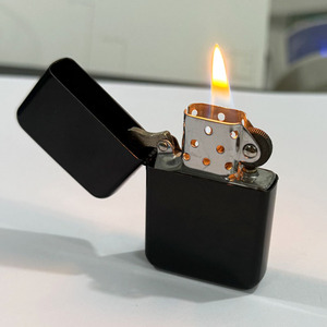 Encendedor de Cigarros a Prueba de Viento Personalizado de Fábrica al por Mayor, Encendedor de Cigarrillos de Metal a Queroseno Personalizado Barato - Product Image 1