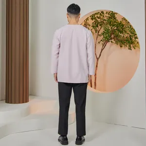 เสื้อเชิ้ตผู้ชายสไตล์ดั้งเดิมจากมาเลเซีย สีม่วงอ่อน ทรงสมาร์ทฟิต แขนสั้น สไตล์ลำลอง รับผลิตแบบ OEM เสื้อผ้าชั้นนำทันสมัย - Product Image 4