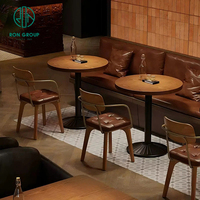 Ensemble de meubles de café moderne, restaurant, canapé en cuir brun en forme de L et tables à manger en bois massif