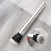 Pinceau de Maquillage Professionnel pour Fond de Teint, Fard à Joues, Illuminateur, Estompeur et Dégradé des Yeux, avec Manche en Métal Argenté et Poils Synthétiques – Vente en Gros