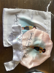 Bonnet de nuit en satin à faible MOQ, couleurs variées, avec large bande élastique, pour femmes aux cheveux bouclés, avec logo personnalisé - Product Image 3