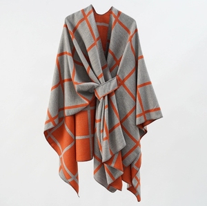 Diseño cuadrado con una capa en forma de barra superpuesta a un chal cálido. - Product Image 2