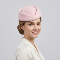BESTELLA OEM Vente en gros – Chapeau formel pour femme en feutre acrylique rayé, style béret melon, idéal pour l'hôtellerie et les spectacles sur scène