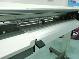 Imprimante Roland d'occasion SP300i Print&Cut Eco Solvent Sublimation pour l'impression d'étiquettes de <span class=keywords><strong>t</strong></span>-shirts - Product Image 3