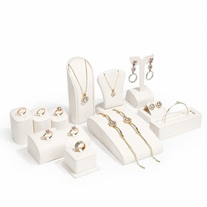 Présentoir à bijoux de luxe WEIMEI blanc et or avec buste pour colliers, boucles d'oreilles, bagues et bracelets – Ensemble de présentation de bijoux - Product Image 6