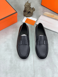 Mocassins de luxe haut de gamme pour hommes en cuir grainé marron foncé avec barrette métallique, pour affaires, décontracté ou trajets quotidiens - Product Image 3