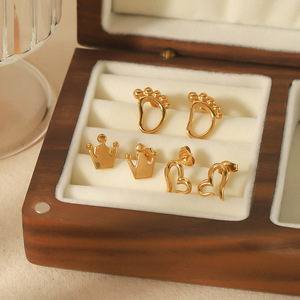 Pendientes de tuerca con forma de corazón y corona, chapados en oro de 18k, joyería de moda, regalo para mujer, origen Yiwu - Product Image 2