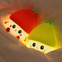 Veilleuse pour enfants en silicone souple rechargeable, design fraise mignon, pour chambre d'enfant, jouet décoratif, lampe de chevet, veilleuse d'ambiance anime
