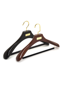 Cintres en bois marron personnalisés avec logo, cintres de luxe à épaules larges pour costumes et pantalons avec barre antidérapante floquée - Product Image 2