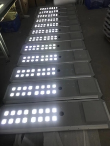 ไฟถนนโซลาร์เซลล์ LED ออลอินวัน 1000W ความสว่างสูง สำหรับภายนอกอาคาร สวน สำนักงาน มาตรฐาน IP65 ตัวเรือนอะลูมิเนียม ได้รับการรับรองมาตรฐาน CE มุมลำแสง 70 องศา - Product Image 4