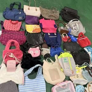 Bolsas de tela para mujer de <span class=keywords><strong>segunda</strong></span> <span class=keywords><strong>mano</strong></span> baratas, estilos variados, bolsos tote, mochilas, bolsos de hombro, bolsas de lavado, suministro de fardos de ropa usada - Product Image 3