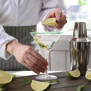 Verres à martini transparents durables de 9 oz avec icône en forme d'olive, verres à cocktail à <span class=keywords><strong>tige</strong></span> <span class=keywords><strong>haute</strong></span> pour les fêtes de vin d'anniversaire de bar à la maison, 2 pièces - Product Image 4