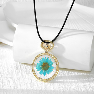 <span class=keywords><strong>Collana</strong></span> di alta gamma Wild Light, creativa e personalizzata, con grande cornice rotonda in resina con lamina d'oro e fiori veri essiccati. - Product Image 3