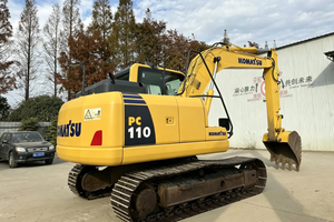 Excavatrice sur chenilles moyenne Komatsu PC110-11M0 de 11 tonnes pour la rénovation des routes urbaines, les travaux de canalisation, le nivellement des terres agricoles et les petites exploitations minières. - Product Image 1