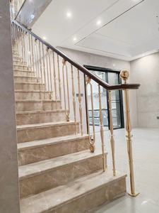 Lüks Özel Tasarım Zarif Özel Villa Pirinç Çerçevesiz Korkuluk Modern Tasarım Stili Boru Şeklinde Paslanmaz Çelik Bar İşlemeli - Product Image 6