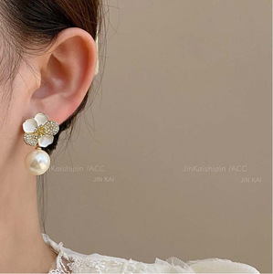 Boucles d'oreilles clous pour femme, motif fleur de perle et goutte d'huile, style luxe léger, design de niche, vente en gros - Product Image 4