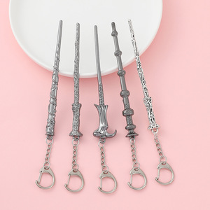 Llavero de aleación con varita mágica temática de películas, colgante de metal retro tallado, joyería de cosplay, regalo - Product Image 5