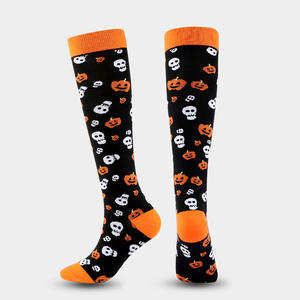 Calcetines de Compresión de Halloween para Hombre, Mujer y Jóvenes, Diseño Ergonómico, Color Naranja y Negro con Patrón de Demonio, de Nailon Zhejiang, para Correr o Uso Casual - Product Image 5