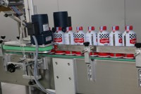Machine d'étiquetage fiscale en forme de L SKILT pour coller des autocollants fiscaux sur le col des bouteilles d'eau en PET