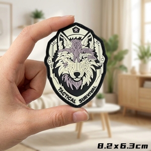 Patch in PVC Morbido 3D a Forma di Scudo con Motivo Testa di Lupo, Distintivo con Chiusura a Strappo per Giacche e Zaini - Product Image 1