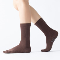 Chaussettes mi-mollet OEM ODM personnalisées en coton marron nude, à 5 orteils séparés, antidérapantes, sans couture, avec grip pour le mollet, absorbantes pour le yoga et le Pilates