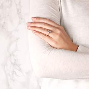 Bague de fiançailles classique solitaire en argent sterling avec moissanite taille coussin, sertie à griffes, cadeau d'anniversaire pour femme, idéal pour les mariages - Product Image 4