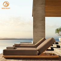 Chaise longue de luxe en teck avec plateau intégré et profil bas, sans accoudoirs, réglable, pour piscine, idéale pour villas et complexes hôteliers tropicaux