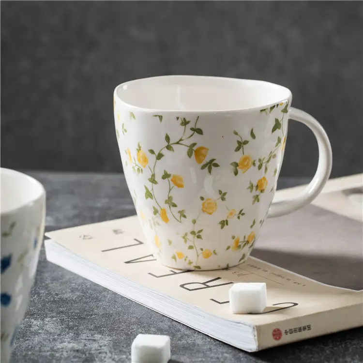 Venta al por mayor personalizado impreso diseños de flores nórdicas hecho a mano 375CC tazas de café de porcelana Linda Taza de cerámica para regalo