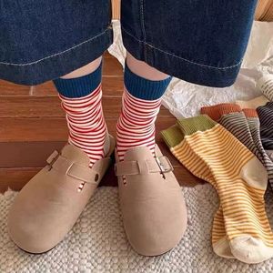 Chaussettes amples mi-mollet rayées à bord côtelé chaudes en coton pour femme, style décontracté et jeune, gris foncé, gris clair, orange, rouge - Product Image 2