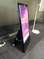 Affichage d'affiche numérique Portable tactile LCD roues de signalisation publicitaire extérieure mobiles charge alimentée par batterie pour l'utilisation d'ascenseur