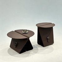 Table d'appoint moderne en acier inoxydable et cuir, forme en X avec détail de boucle en cuir, table d'appoint pour salon