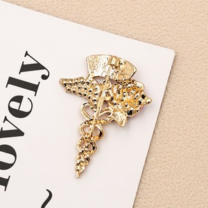 Broche de Esmalte com Tema Médico: Rosa e Caduceu, Ideal para Bonés de Enfermeira, Perfeito para Jalecos e Uniformes, Presente Ideal para o Dia do Enfermeiro(a) - Product Image 5