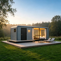 Cabane de luxe en forme de pomme avec grande fenêtre en verre, maison moderne en forme de pomme pour une vue sur la forêt et la mer