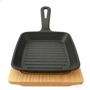Poêle à frire ovale en fonte Zunck pour cuisine et restaurant, à usage unique, avec base en bois - Product Image 1