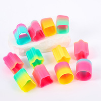 Miniatuur regenboogveren, mini-vormige regenboogveren voor kinderen, hart-, ster- en vlinderveren, sensorisch speelgoed voor kinderen, op maat gemaakte fabriek.