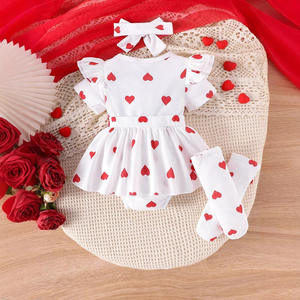 Комплект для малышей на День святого Валентина: красная футболка с коротким рукавом и бантом, повязка для волос и носочки. - Product Image 2