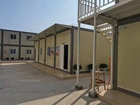 Petit garage contemporain avec porte électrique, conteneur pliable personnalisé en kit pour ferme extérieure