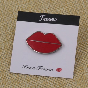 Pin <span class=keywords><strong>de</strong></span> solapa <span class=keywords><strong>de</strong></span> labios rojos <span class=keywords><strong>de</strong></span> esmalte duro plateado <span class=keywords><strong>de</strong></span> alta calidad personalizado con tarjeta trasera - Product Image 1