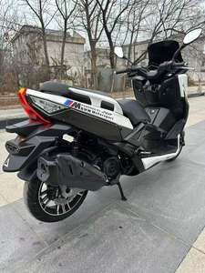 Motocicleta Scooter Clásica Majestic de 150cc con Rendimiento Estable, Asiento Cómodo, Conducción Suave y Motor de Bajo Consumo - Product Image 4