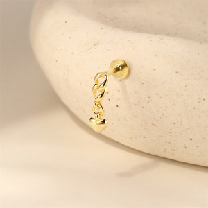 Piercing de cartílago con tornillo de base plana de Plata de ley 925 chapado en oro de 18K, con diseño de mini animales (manta, cigaña, escarabajo), corona, circonita y cadena de corazón - Product Image 6