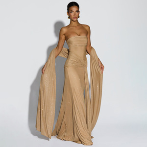 Vestido de noche sin tirantes, de un solo hombro, ajustado, con capas transparentes y recortes, largo, negro, para mujer. - Product Image 3