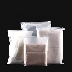 Nhà Máy Bán buôn tùy chỉnh in logo đóng gói rõ ràng Frosted Ziplock nhựa dây kéo bao bì túi cho quần áo các doanh nghiệp - Product Image 1