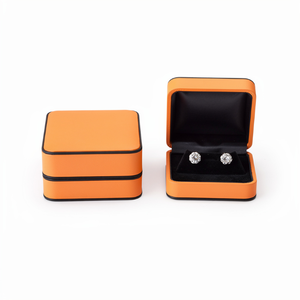 Boîte à boucles d'oreilles de luxe, style minimaliste personnalisé, boîte cadeau en similicuir, insert en velours, logo en relief, service OEM accepté - Product Image 4