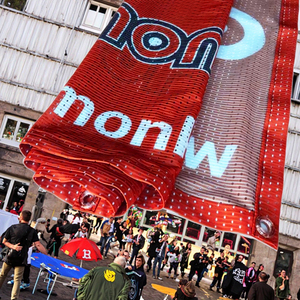 Tùy Chỉnh 100% <span class=keywords><strong>Polyester</strong></span> Không Thấm Nước Không Khí Lưới Dệt Vải Biểu Ngữ Truyền Nhiệt In Treo Thiết Kế Chào Mừng Bạn Quà Tặng Cờ - Product Image 5