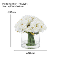 Bouquet de fleurs artificielles personnalisé avec vase en verre, fleurs en soie et détails en fleurs plastiques pour la décoration d'événements