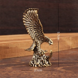 Figurine d'aigle en laiton, ornement décoratif pour la maison, sculpture animale de table, cadeau souvenir, pièce d'art artisanale de haute qualité - Product Image 4