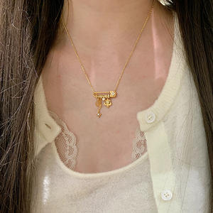 Collana con Ciondolo a Forma di Stella e Fiore di Iris Spazzolato di Lusso, Placcata in Oro Vintage con Diamanti per Donne - Product Image 4