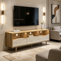 Console multimédia avec portes ondulées en faux travertin, rangement ouvert, trous pour câbles et pieds en bois pour salon